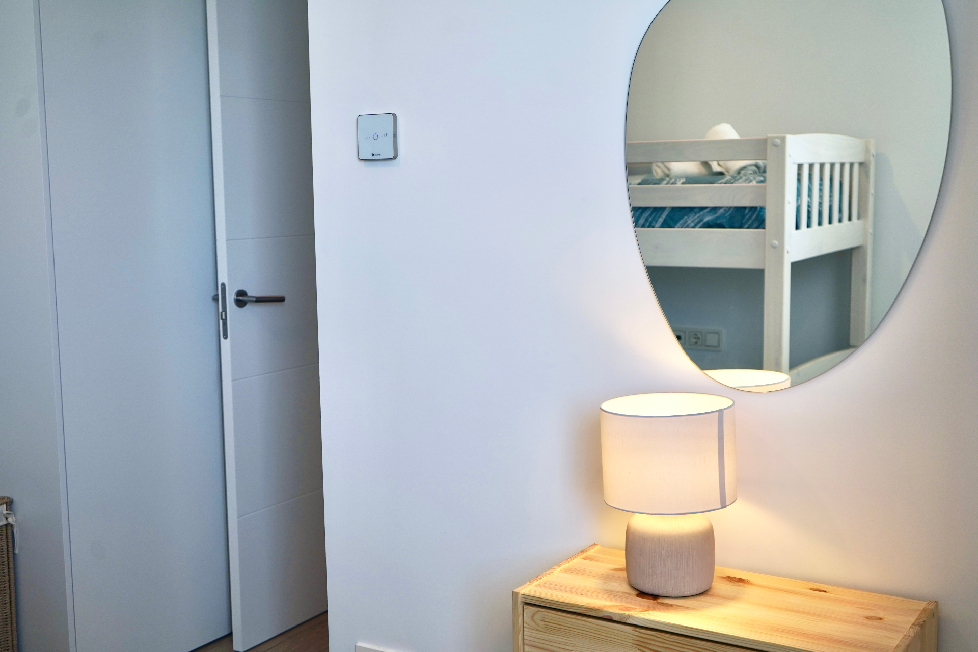 Dormitorio con espejo