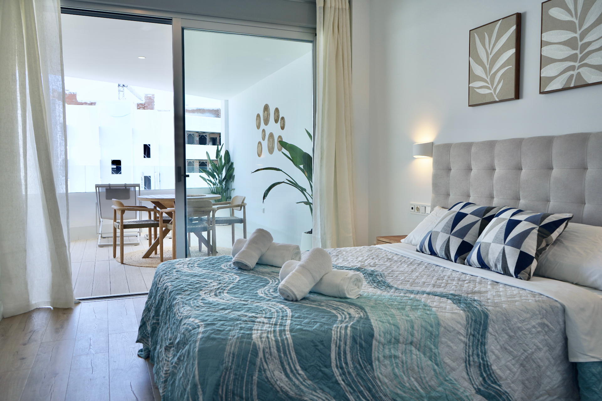 Dormitorio con acceso a terraza