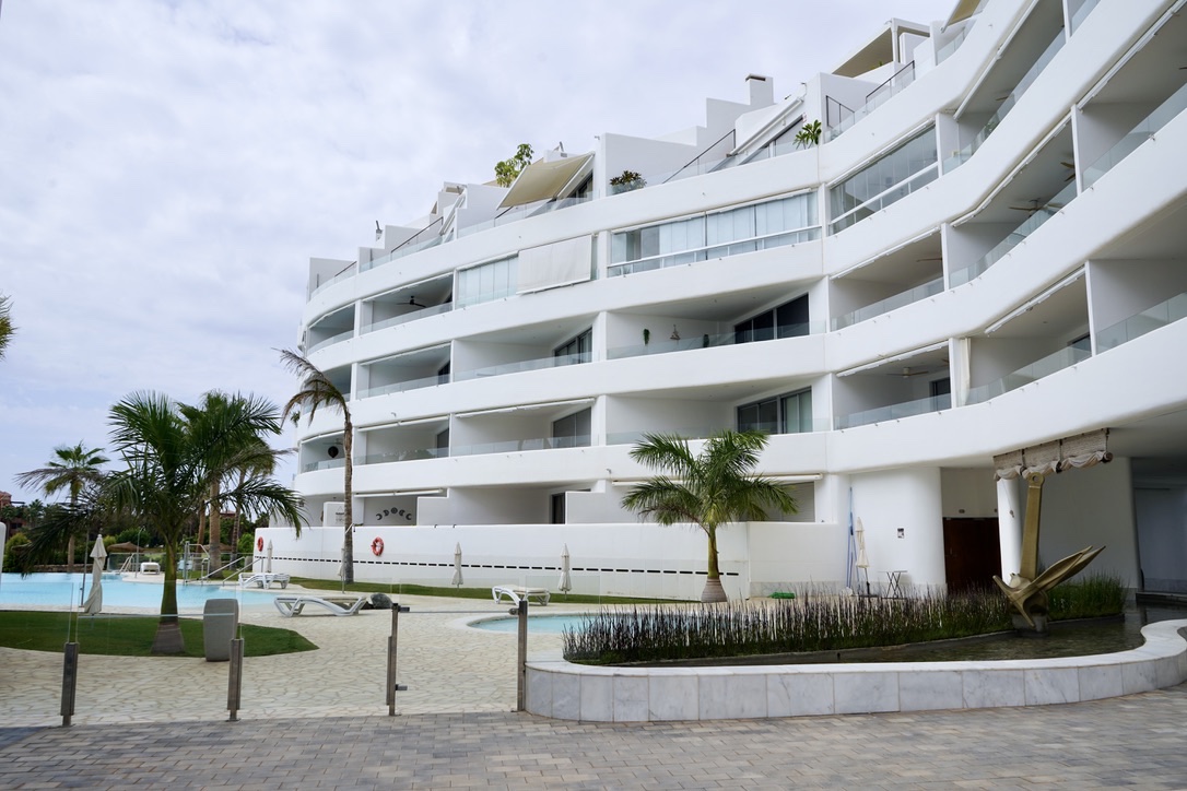 Edificio y piscina