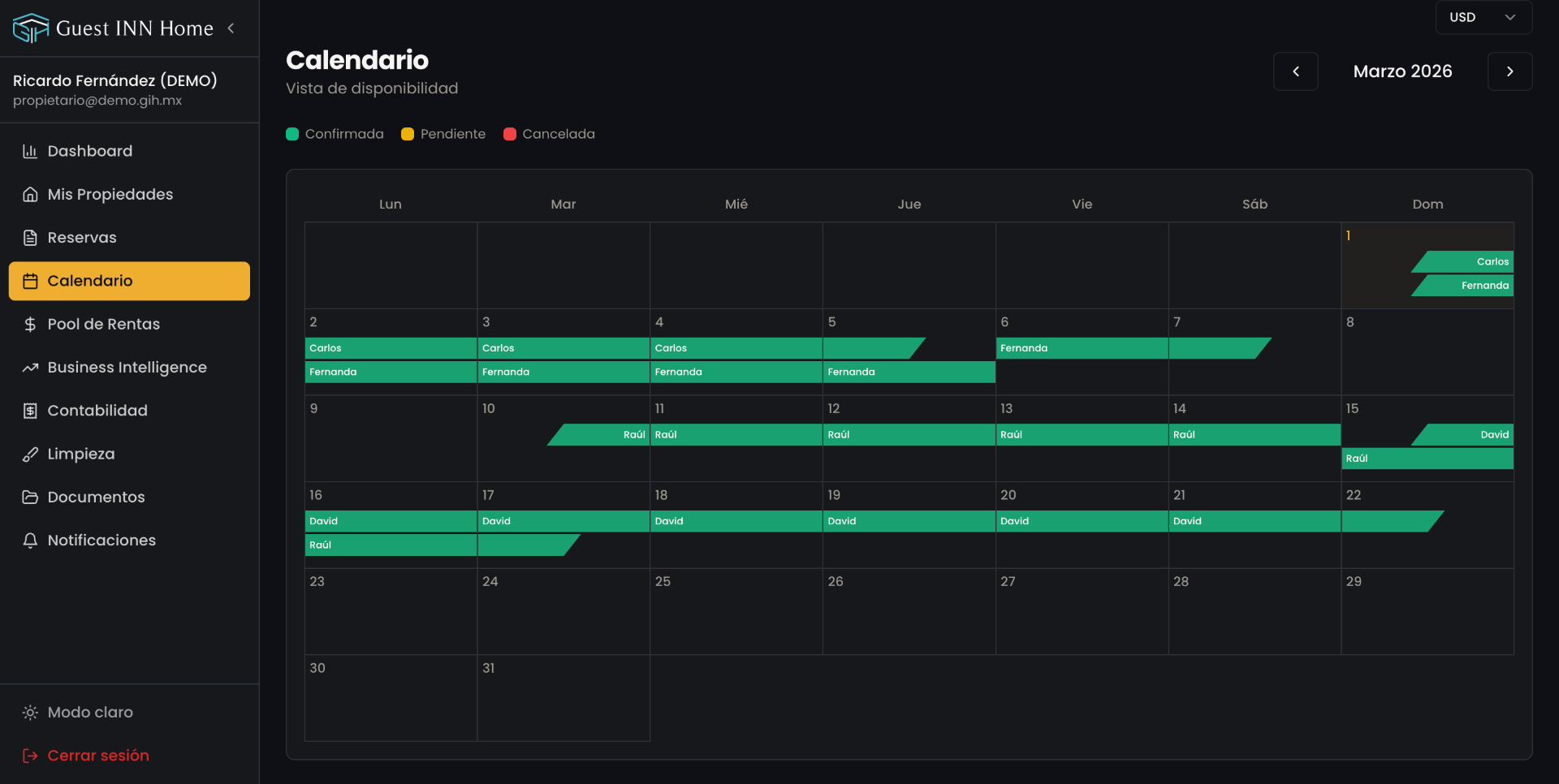 Calendario de disponibilidad con reservas confirmadas y pendientes