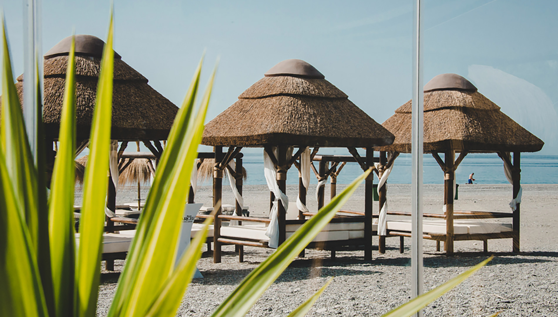 Sunahra Beach Club - Beach Club en Playa Granada