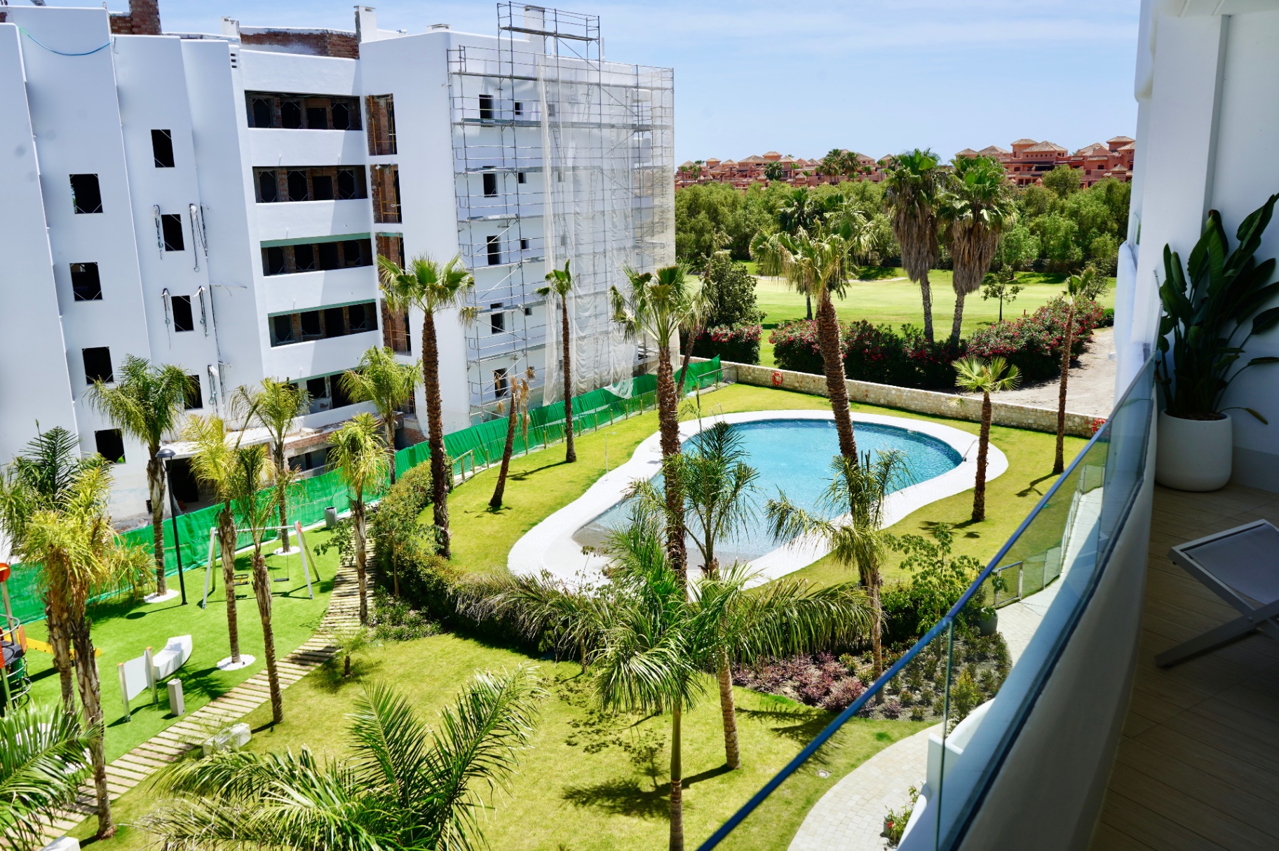 Vistas a la piscina y campo de golf